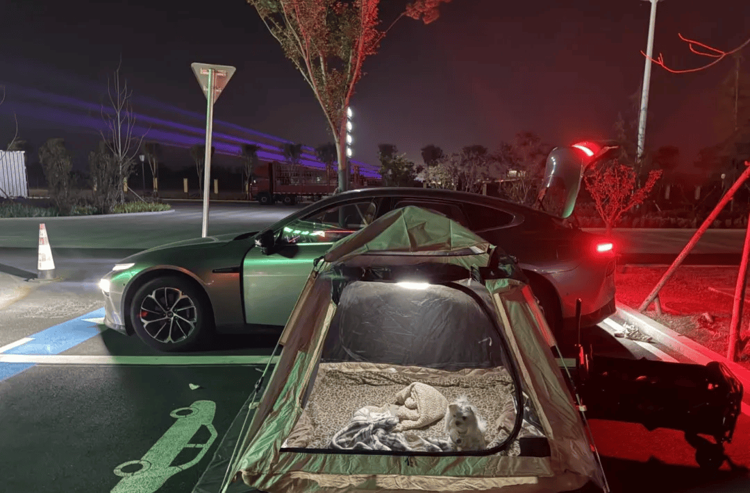 期间年轻人旅行掀起“帐篷过夜”热潮MG不朽情缘不住酒店住帐篷！国庆